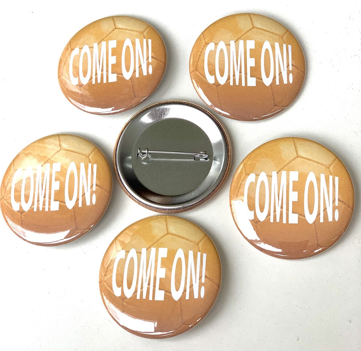 6 Buttons Come On met witte tekst op oranje voetbal - oranje versiering ...