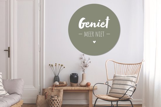 WallCircle - Wandcirkel 140x140 - Spreuken - Geniet meer niet - Zomer - Tekst - Genieten - Ronde schilderijen woonkamer - Wandbord rond - Muurdecoratie cirkel - Kamer decoratie binnen - Wanddecoratie muurcirkel - Woonaccessoires