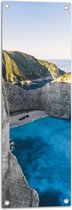 WallClassics - Tuinposter – Navagio Strand in Griekenland - 30x90 cm Foto op Tuinposter  (wanddecoratie voor buiten en binnen)