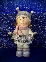 Winterkindje met krans meisje LED 30 cm hoog - resin - winterfiguurtje - wintercollectie - eindejaarcollectie - decoratiefiguur - interieur - geschikt voor binnen - kerstcollectie - kerstdecoratie - kerstfiguur - cadeau - geschenk - kerst - nieuwjaar