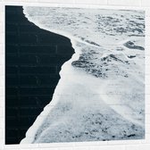 WallClassics - Muursticker - Schuim van de Zee op Strand - 100x100 cm Foto op Muursticker