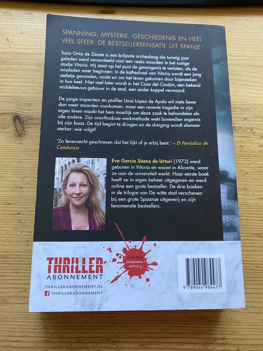 Achterkant boek met auteur Eva García Sáenz de Urturi en tekst 'De stilte van de witte stad'.