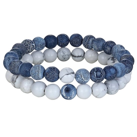 Deux bracelets avec perles de 8 mm en howlite et agate fossilisée, aux motifs bleus et blancs.