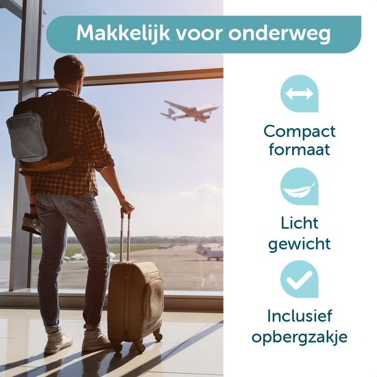 Man met koffer op vliegveld, bij raam met vliegtuig, met icons voor compact formaat, licht gewicht en opbergzakje.