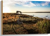 WallClassics - Hout - Schommelbank in het Veld aan het Water - 75x50 cm - 12 mm dik - Foto op Hout (Met Ophangsysteem)