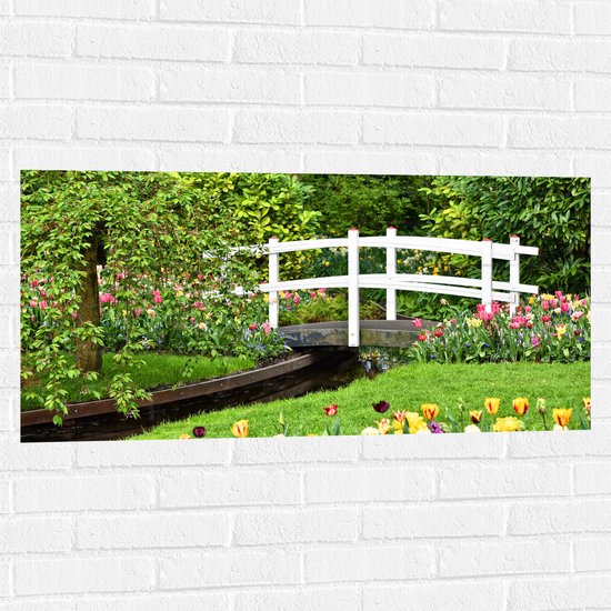 WallClassics - Muursticker - Witte Brug tussen Gekleurde Bloemen - 100x50 cm Foto op Muursticker
