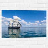 WallClassics - Muursticker - Groot Zeilschip op Helder Water - 75x50 cm Foto op Muursticker