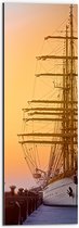 WallClassics - Dibond - Hoge Mast op Zeilschip bij Zonsondergang - 20x60 cm Foto op Aluminium (Wanddecoratie van metaal)