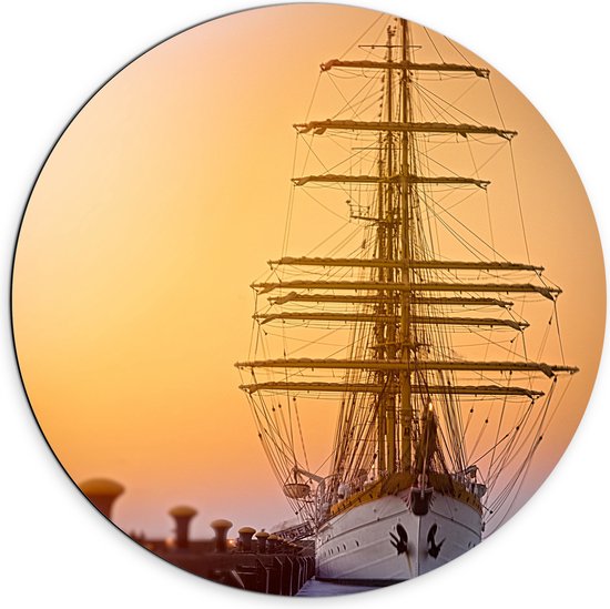 WallClassics - Dibond Muurcirkel - Hoge Mast op Zeilschip bij Zonsondergang - 70x70 cm Foto op Aluminium Muurcirkel (met ophangsysteem)