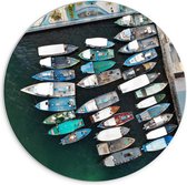 WallClassics - PVC Schuimplaat Muurcirkel - Bovenaanzicht van Kleine Bootjes in Haven - 70x70 cm Foto op Muurcirkel (met ophangsysteem)