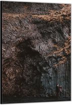 Dibond –Rotsen met Twee Mensen– 60x90cm Foto op Aluminium (Wanddecoratie van metaal)