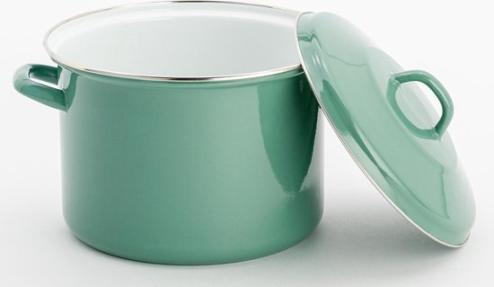 Olijfgroene emaille soeppan met deksel opengeschoven, witte binnenkant en zilveren rand.