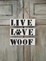 Houten tekstbord met tekst 'Live love woof' / hond /dierendag, humor