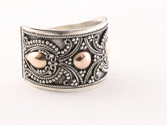 Traditionele bewerkte zilveren ring met 18k gouden decoraties - maat 17.5