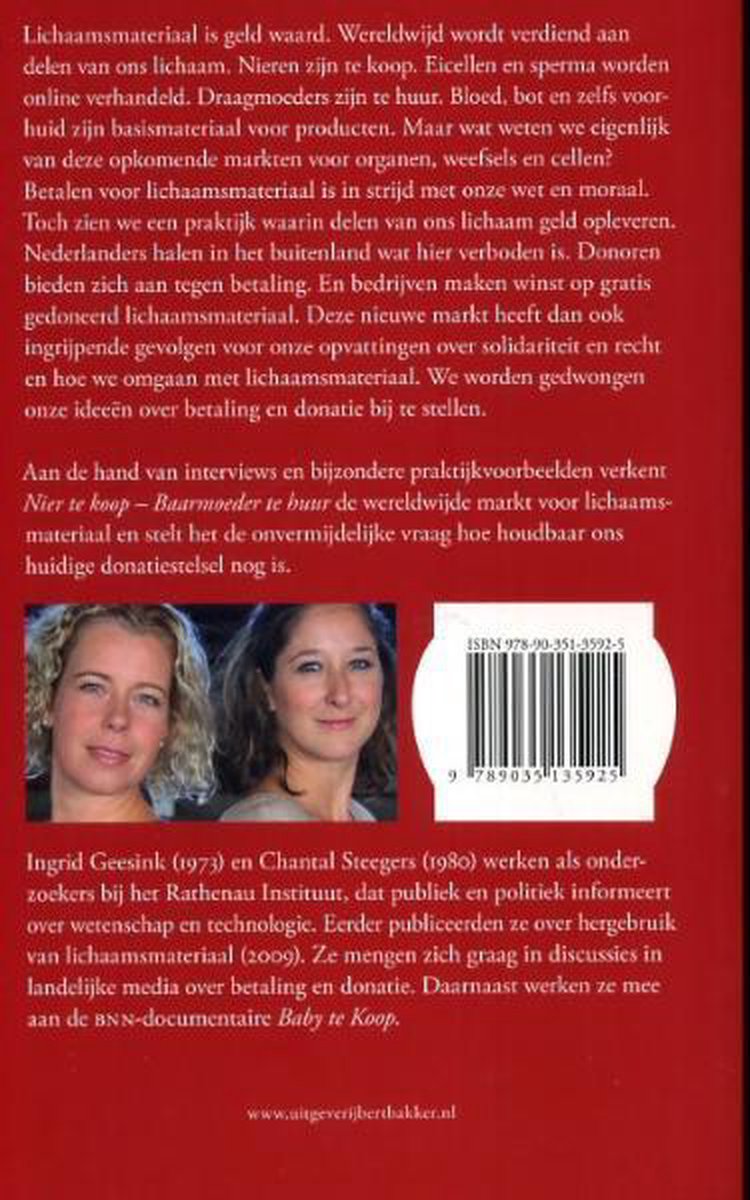 Achterkant van een boek met informatie over de auteurs en de titel "Nier te koop - Baarmoeder te huur". Twee vrouwen staan naast elkaar.