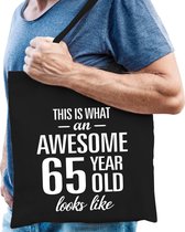 Awesome 65 year / geweldig 65 jaar cadeau tas zwart voor heren - kado tas / verjaardag tasje / shopper