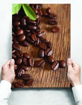 Wandbord: Koffiebonen op een houten tafel - 30 x 42 cm