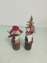 decoratieve stam met sneeuwpop en kerstboom