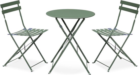 Groene metalen bistrotafel met twee groene metalen klapstoelen.