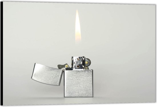 Dibond –Zilveren Aansteker op Witte Achtergrond– 90x60 Foto op Aluminium (Met ophangsysteem)