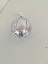 zilveren kerstbal - met kristallen lijnen