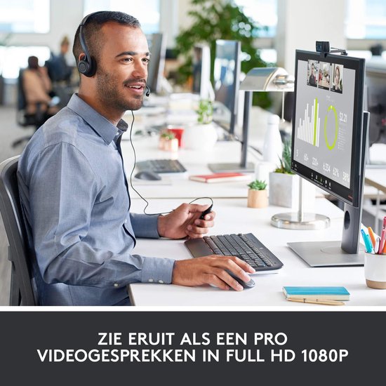 Homme avec casque dans un bureau, regardant un moniteur avec un appel vidéo en Full HD 1080p.