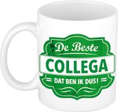 De beste collega dat ben ik dus cadeau koffiemok / theebeker wit met groen embleem - 300 ml - keramiek - afscheidsmok / cadeaumok collega