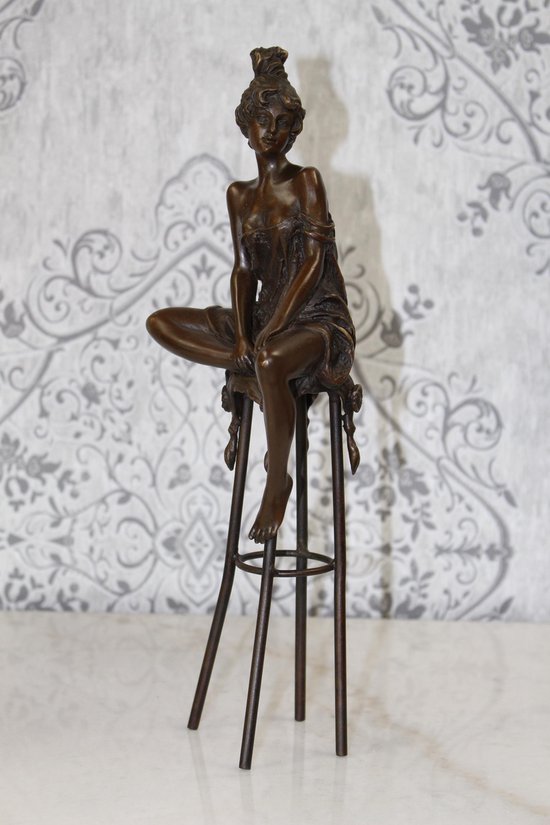 Sculpture en bronze Femme sur un tabouret de bar | bol.com