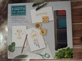 Kaarten maken: DIY kit met stempels en inkt. Thema: veren en pijlen