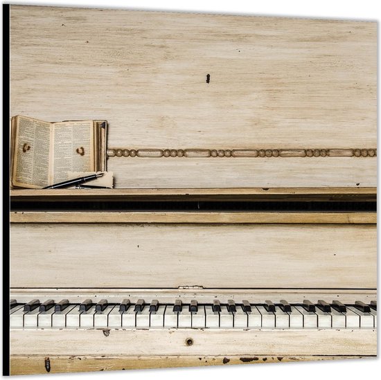 Dibond –Oude Piano met een Boekje en Kroontjespen– 80x80 Foto op Aluminium (Wanddecoratie van metaal)