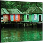 Dibond –Gekleurde Huisjes aan Steiger– 50x50 Foto op Aluminium (Wanddecoratie van metaal)