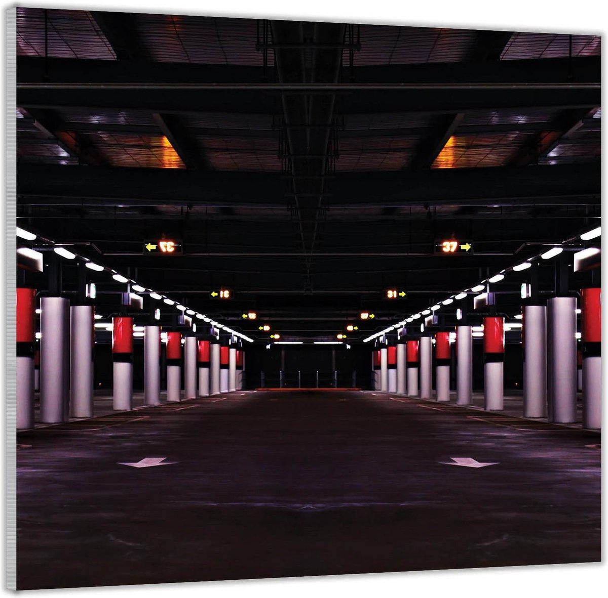 Acrylglas –Parkeergarage met rode Palen– 100x100 Foto op Acrylglas (Wanddecoratie op Acryl