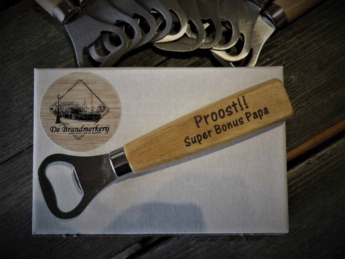 Houten flessenopener "Proost!! Super BONUS Papa - laat een speciaal cadeau maken voor Vaderdag - Bonusvader - cadeau met tekst of naam - lief en stoer tegelijk - stoere bieropener met tekst of naam