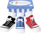 Boy Sneakers: doosje met 3 paar baby sokjes met sneaker-look-baby 0-12 maanden. Kraamcadeau-Baby Shower Doos met 3 paar sokken met veter en anti slip