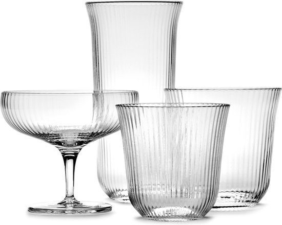 Een set van vier geribbelde, transparante glazen, waaronder een coupeglas en waterglazen.
