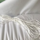 1 meter witte katoenen stof met bacteriostatisch effect en 10 meter elastiek voor mondkapjes.