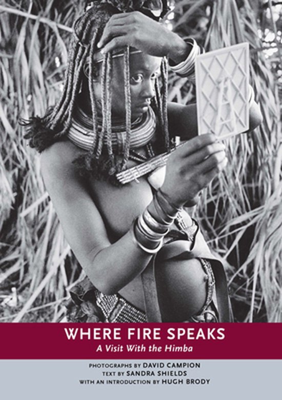 Zwart-witfoto van een Himba-vrouw die in een spiegel kijkt, titel 'Where Fire Speaks' onderaan.
