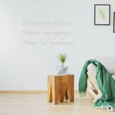 Muursticker Herinner Je Gisteren Droom Van Morgen Maar Leef Vandaag! - Lichtgrijs - 120 x 60 cm - woonkamer slaapkamer nederlandse teksten