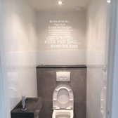 Muursticker Bij Ons Op De Wc - Wit - 60 x 46 cm - toilet