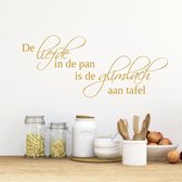 Muursticker De Liefde In De Pan Is De Glimlach Aan Tafel -  Goud -  160 x 68 cm  -  alle muurstickers  keuken  nederlandse teksten - Muursticker4Sale