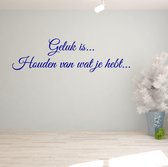 Muursticker Geluk Is Houden Van Wat Je Hebt.. -  Donkerblauw -  160 x 46 cm  -  slaapkamer  woonkamer  nederlandse teksten  alle - Muursticker4Sale