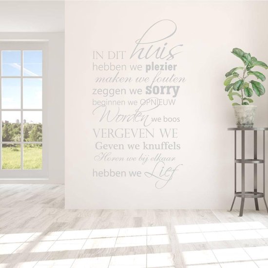 Muursticker In Dit Huis Hebben We Plezier.. - Zilver - 108 x 60 cm - woonkamer alle