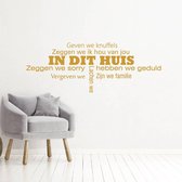 Muursticker In Dit Huis -  Goud -  160 x 60 cm  -  woonkamer  nederlandse teksten  alle - Muursticker4Sale