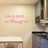 Muurtekst Life Is Short Eat Dessert First - Roze - 120 x 45 cm - engelse teksten keuken