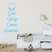 Muursticker Eat Sleep Game Repeat Headset -  Lichtblauw -  83 x 160 cm  -  engelse teksten  baby en kinderkamer  alle - Muursticker4Sale