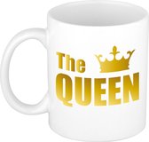 The Queen cadeau koffiemok / theebeker wit met gouden kroon en blokletters - 300 ml - keramiek - Koningsdag - cadeaumok