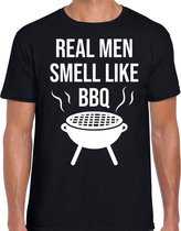 Real men smell like bbq / barbecue cadeau t-shirt zwart voor heren M