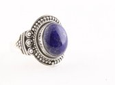 Bewerkte zilveren ring met lapis lazuli - maat 19.5