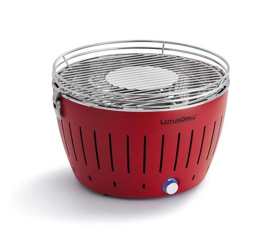 Rode LotusGrill met zilveren grillrooster, op een witte achtergrond.