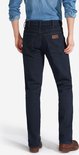 Achteraanzicht van een donkerblauwe Wrangler jeans met regular fit, voorzien van een bruin Wrangler-logo op de zak.